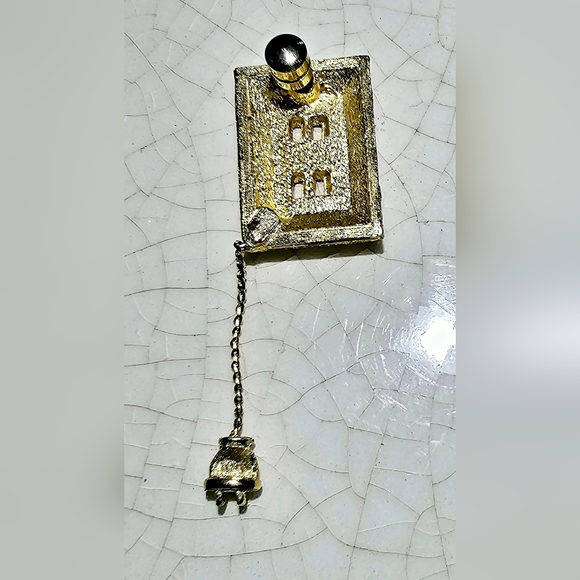 Vintage cream enameled outlet with plug pin brooch - Picture 3 of 3